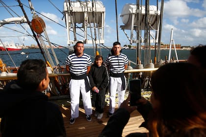 Las selfies con el personal de la fragata, una obligación