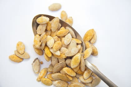 Las semillas de calabaza poseen muchos beneficios como altas cantidades de magnesio y zinc. Para comerlas se recomienda -una vez cortada la calabaza- lavarlas y saltearlas en una sartén con un poco de sal hasta que tomen un color dorado.   