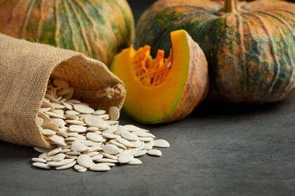 Las semillas de calabaza son uno de los alimentos más fáciles de incorporar a la dieta durante la menopausia