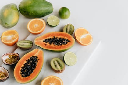 Las semillas de la papaya pueden ser consumidas a través de infusiones, batidos, panificados o crudas