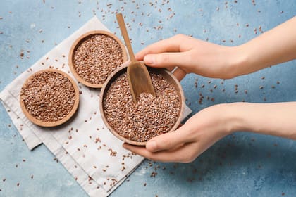 Las semillas de lino también son fuente de carbohidratos, proteínas, omega 3, 6 y 9; antioxidantes que previenen el deterioro de las células 