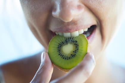 Las semillas del kiwi están integradas a la pulpa y aportar frescura