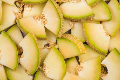 Las semillas del melón son planas, tienen una cubierta blanda y en la fruta están envueltas en una masa gelatinosa