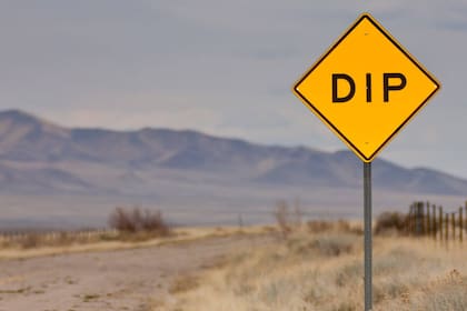 Las señales de DIP y Hidden DIP son importantes señales de advertencia que se utilizan en los EE.UU. para notificar a los conductores sobre cambios en el perfil de la carretera