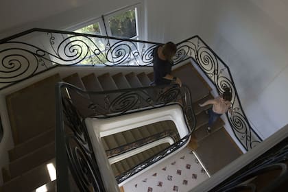 Las señoriales escaleras de la mansión