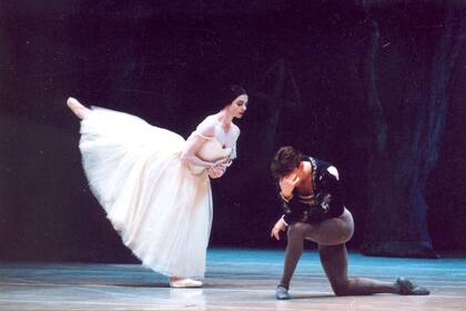 “Las sensaciones cambian con cada bailarina -dice Julio Bocca, la gran estrella argentina-. El trabajo para que parezca que ella no pesa nada, que es un espíritu, por supuesto es de los dos. Yo tuve la suerte de hacerlo con artistas increíbles.” En la imagen, una escena del acto blanco de "Giselle" con el ABT en el MET de Nueva York: Bocca y Alessandra Ferri eran la pareja perfecta a finales de los años 90