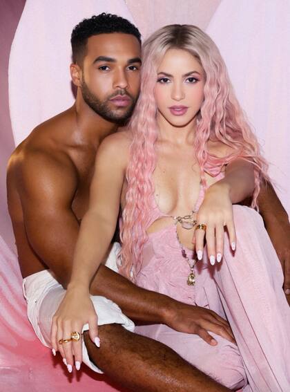 Las sensuales imágenes de Shakira junto a Lucien Laviscount causaron furor en las redes sociales