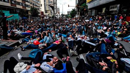 Las sentadas estudiantiles son moneda corriente en las protestas de Colombia. (AFP)