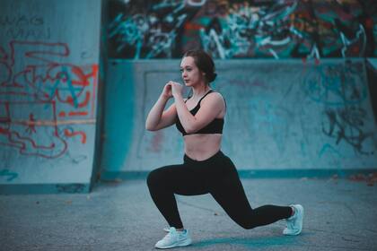 Las sentadillas son de los ejercicios recomendados para quemar calorías extras al entrenar