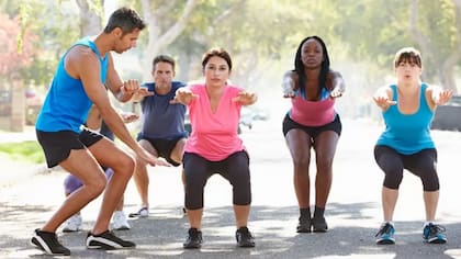 Las sentadillas son un ejercicio común en el entrenamiento en calistenia