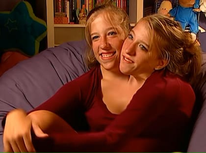 Las siamesas Abby y Britanny juntas durante la grabación de su reality