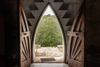 Las sierras cordobesas vistas desde el interior de la capilla Buffo, en el paraje Los Quebrachitos.