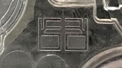 Las siglas CB en una batería del Tesla Model S, en homenaje a las aportaciones de diseño de Cristina Balan