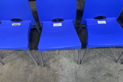Las sillas asignadas a Sergio Massa, Áxel Kicillof y José Mayans.