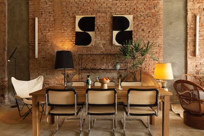 Las sillas Cesca originales de Marcel Breuer y la BKF, pieza única del diseño argentino, se combinan con piezas contemporáneas como el tapiz de Caucus Lab y candelabros de Blau Co.