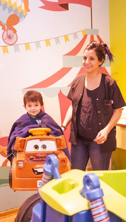 Las sillas con personajes de películas, un clásico en las peluquerías de chicos