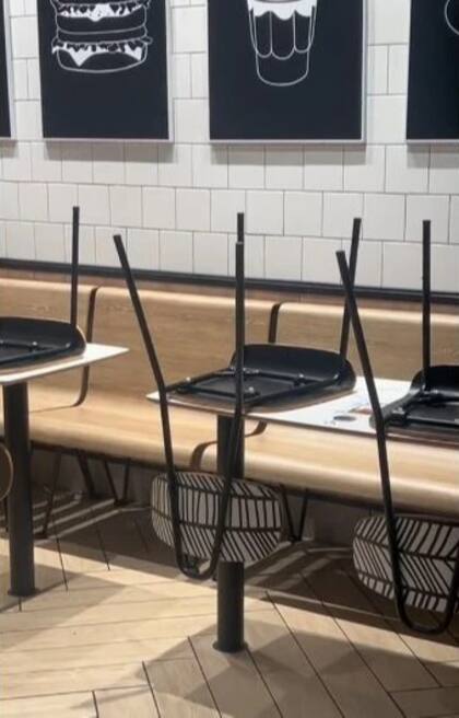 Las sillas, idénticas, ubicadas en un local de McDonald's