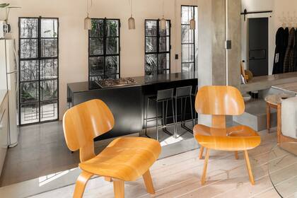Las sillas Lounge Moulded de Eames, suman calidez al living.