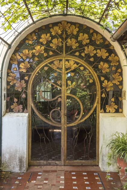 Las siluetas de Adán y Eva se adivinan en la magnífica puerta, diseño del escultor cordobés José María Suhurt.