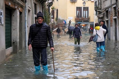 Las sirenas sonaron durante toda la mañana y se anunció la suspensión del tránsito de los “vaporetti”, los colectivos del agua que llevan a miles de pasajeros, mientras las escuelas primarias y secundarias siguieron cerradas