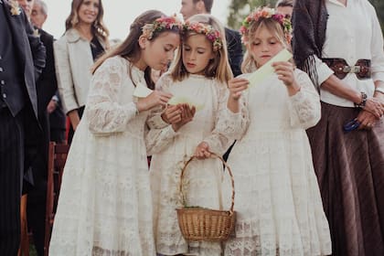 Las sobrinas de Nacho, Lupe, Cala y Mia, hijas de Tomás Pieres y Paula Pieres, fueron parte del cortejo.