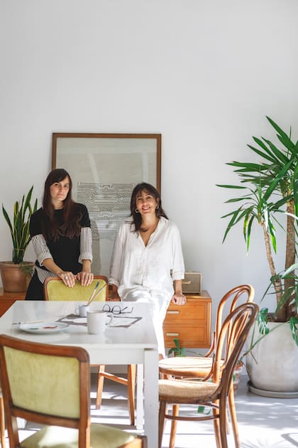 Las socias del Estudio Cántaro Bardó, Inés Coviello y María Eugenia Bagnardi (der.), en un rincón del PH de esta última que reformaron en conjunto.