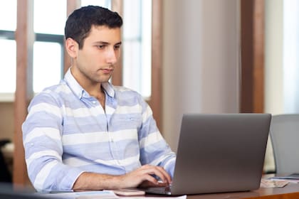 Las solicitudes de ciudadanía se pueden procesar en línea o por correo postal