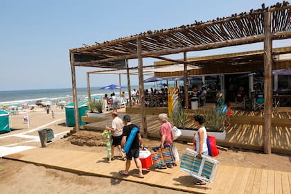 Las sombrillas en las playas pinamarenses tienen un costo diario que oscila entre los $50.000 y $60.000