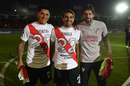 Las sonrisas de Enzo Pérez, Ponzio y Lux y el recuerdo de dos ausentes, plasmados en las camisetas: Montiel y Pinola.
