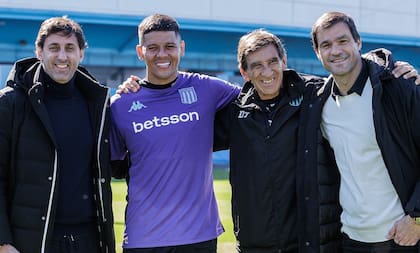 Las sonrisas quedaron atrás: el presidente Diego Milito, un líder que nunca lo fue, como Marcos Rojo, el DT Gustavo Costas y el secretario técnico Sebastián Saja