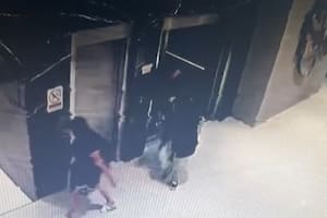 Las sospechosos fueron registradas por una cámara de seguridad cuando salían del edificio de una de las víctimas