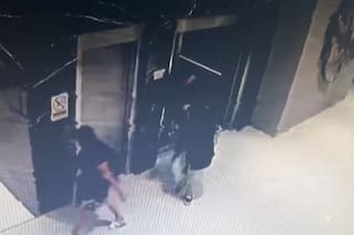 Las imágenes que comprometen a una mujer, su hija y una amiga acusadas de ser viudas negras