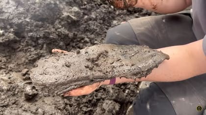 Las suelas de los ocho zapatos miden entre 32 y 30 centímetros, algo que resultó extraño para los arqueólogos