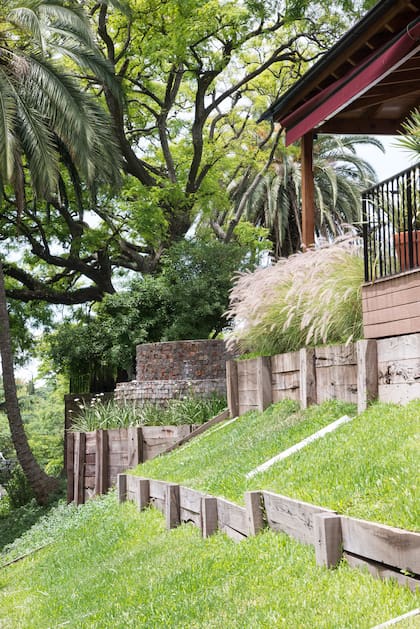 Las tablas horizontales que sostienen el terraplenado deben sujetarse atornilladas a los puntales verticales. Los puntales deben estar cementados y fijados con tensores colocados en sentido opuesto. Es necesario para que puedan sostener el “empuje” de la tierra.