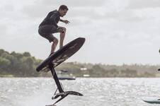 “Se abre otra dimensión en el río”: cómo es el deporte que permite navegar sin depender de olas ni viento ni lancha