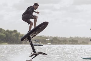 Cómo es el deporte que permite navegar sin depender de olas ni viento ni lancha