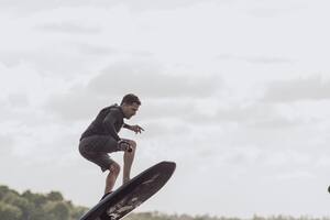 Cómo es el deporte que permite navegar sin depender de olas ni viento ni lancha