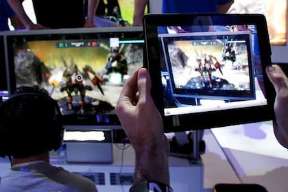 Las tabletas y teléfonos móviles se pueden convertir en herramientas útiles tanto para ampliar las funciones de un videojuego como para contar con información adicional de una partida
