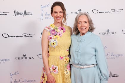 Las talentosas Hillary Swank y Kathy Bates, en tanto, asistieron al almuerzo anual de primavera de The Colleague y al exclusivo desfile de modas de Oscar de la Renta en Beverly Wilshire