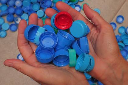 Las tapas de botellas plásticas generan miles de kilos de residuos al año.