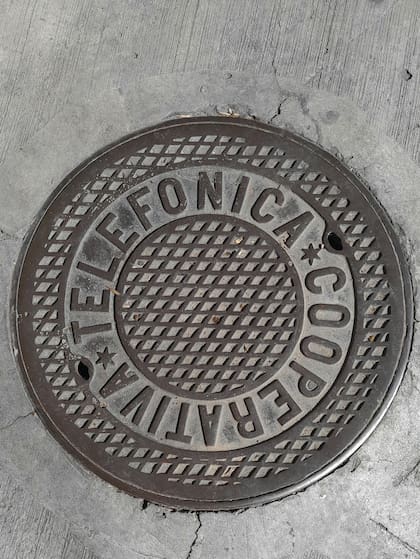 Las tapas de la Sociedad Cooperativa Telefónica, de fines del siglo XIX