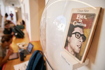 Las tapas de los libros de César Aira, exhibidas en un espacio muy popular del centro cultural, con WiFi libre