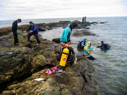 Las tarea del CIPAC implican desafíos físicos para los arqueólogos, que descienden bajo el mar para investigar vestigios