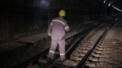 Las tareas de mantenimiento en el subte se realizan durante la madrugada, cuando el servicio no está operativo
