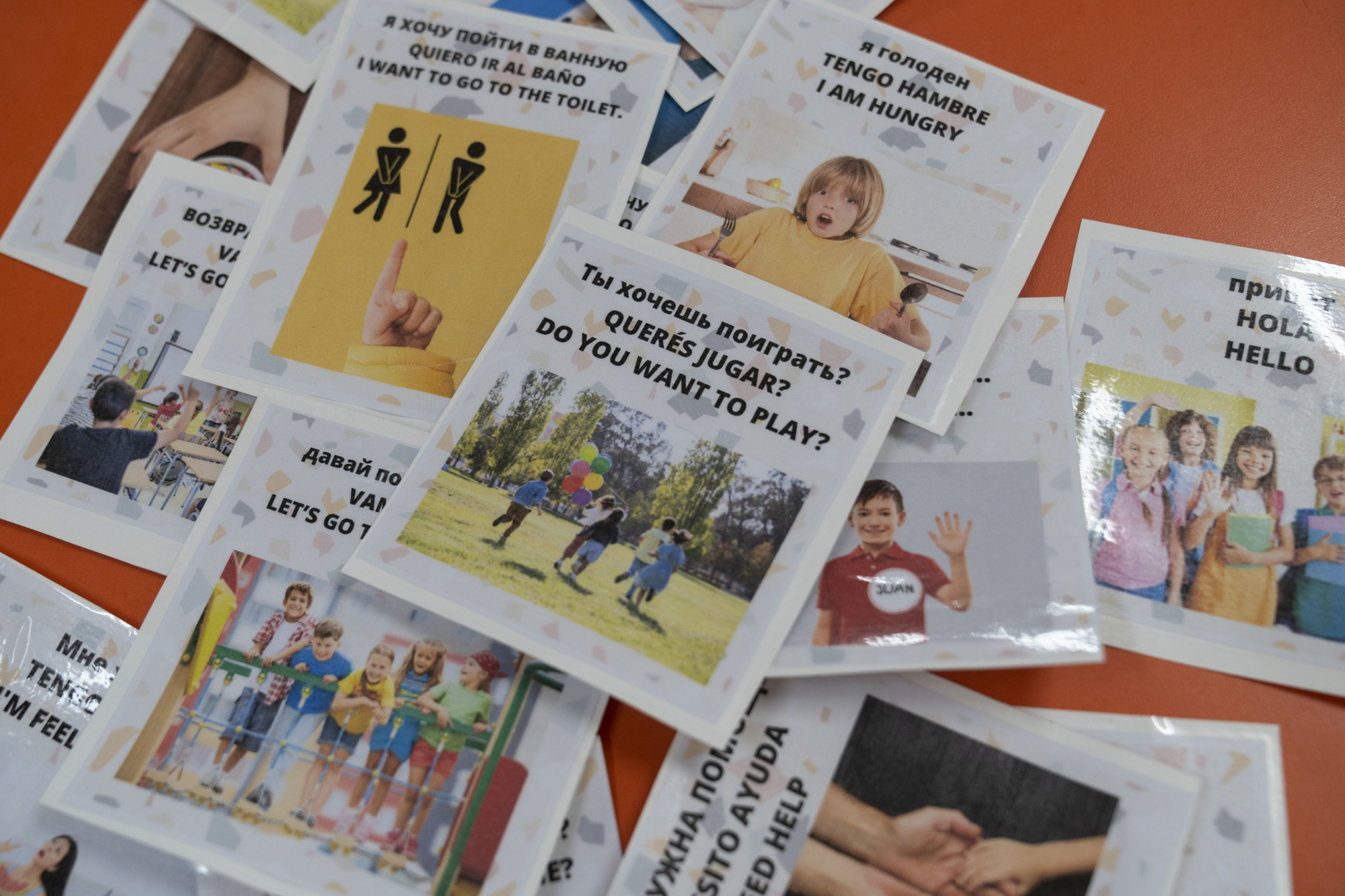 Las tarjetas con mensajes en español traducidas al inglés y ruso son acompañadas por fotos y dibujos para los alumnos que recién están aprendiendo a leer y escribir