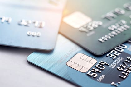 Las tarjetas de crédito actuales incluyen un chip como alternativa a la banda magnética, que mejora la seguridad de las transacciones