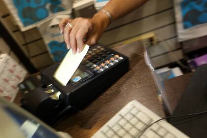 Las tarjetas de crédito son "exprimidas" al máximo, incluso en compras de supermercado. 