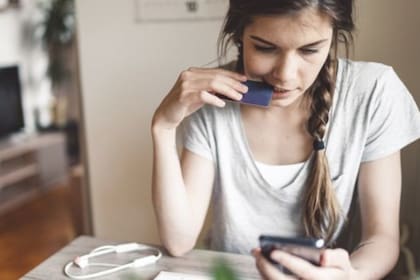 Las tarjetas de crédito son la mayor arma de doble filo, alerta Kuderna