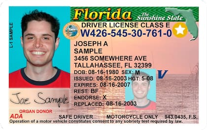 Las tarjetas que cumplen con Real ID en Florida tienen una estrella en la parte superior