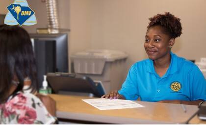 Las tarjetas que no cumplen con la Real ID no se pueden usar para abordar un vuelo comercial nacional, ingresar a un edificio federal o visitar una instalación militar, a partir del 7 de mayo de 2025